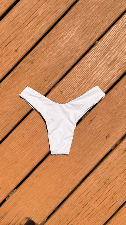Conjunto Top reto + calcinha asa delta branca